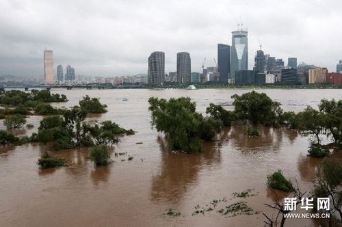 韩国遭暴雨袭击 首都圈发警报