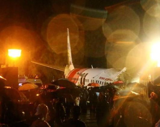 印度客机失事百余人死伤 民航局长指责机长判断力差