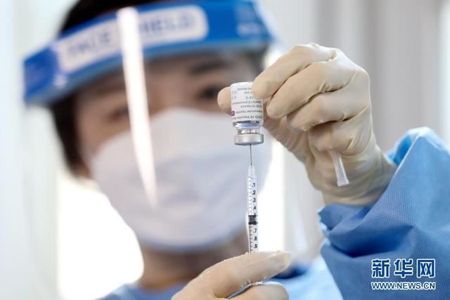 韩国启动新冠疫苗接种，逾1.8万人首日接种无严重不良反应