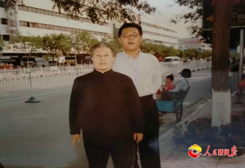 母亲，就是一座普通的小山作者