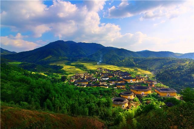 依山傍水，错落有致，永定初溪土楼群