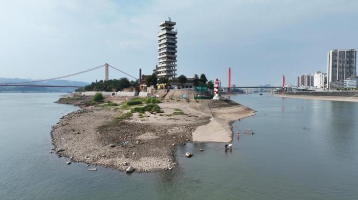 中国多地高温仍在持续 长江水位“汛期反枯”