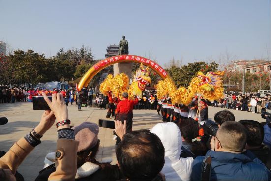 韩国友人走进威海市环翠区体验街区花样闹元宵