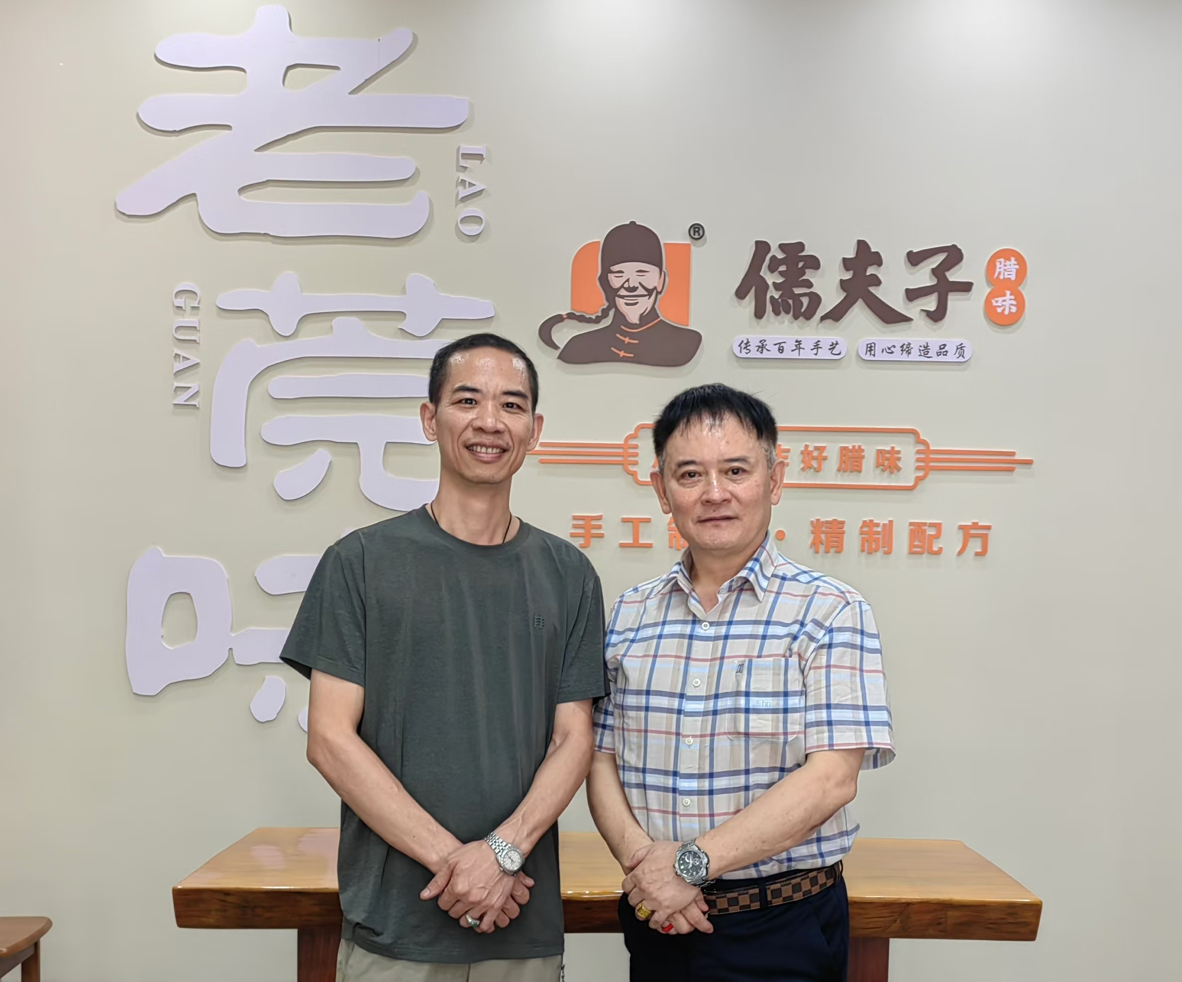 韩中新闻记者协会采风团莅临东莞儒夫子腊味 老腊味道让记者们赞叹不已