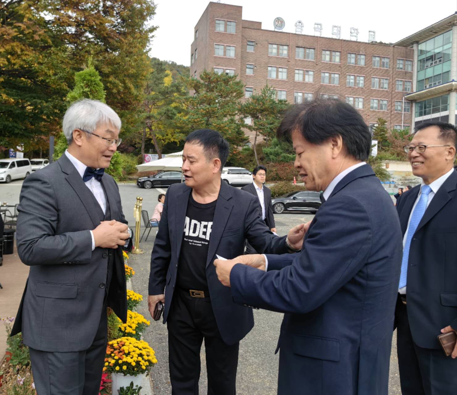 大型阿里郎活力舞蹈表演在韩国松谷大学隆重举行