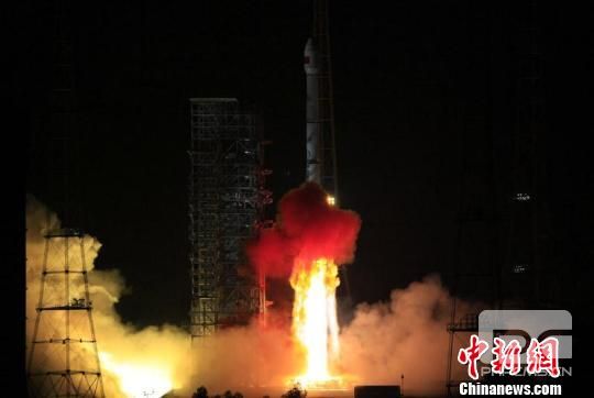 中国在西昌成功发射“中星2A”卫星（图）