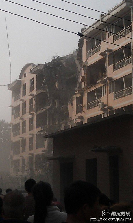保定居民楼爆炸致1死34伤 警方认定为刑事案件