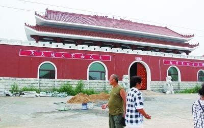 辽宁绥中山寨天安门变成灰色 官方称压力大
