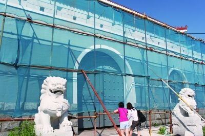 山寨天安门“抹灰” 修建者：此前特意刷红漆