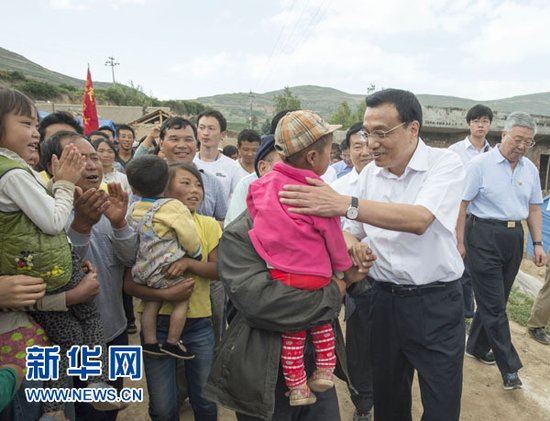 李克强考察甘肃震区 掰手指头记下灾民困难