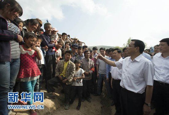 李克强考察甘肃震区 掰手指头记下灾民困难
