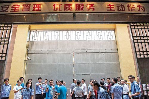 落马官员看守所生活：睡木板通铺