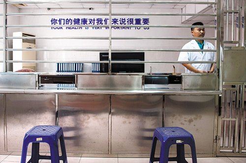 落马官员看守所生活：睡木板通铺 看中央一套