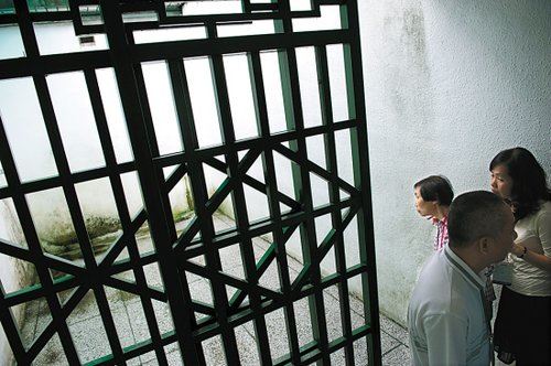 落马官员看守所生活：睡木板通铺 看中央一套