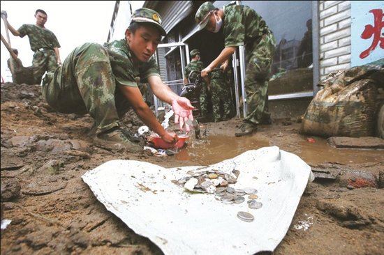 抚顺洪灾致镇储蓄所被毁 官兵帮助清淤找钱(图)
