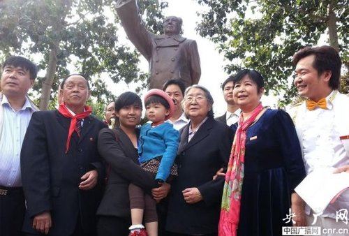 纪念毛主席诞辰120周年铜像在京铸成(组图)