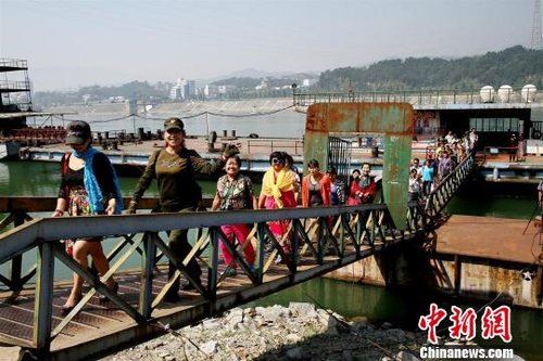 三峡水路客运市场“井喷”游客热衷乘船游大坝
