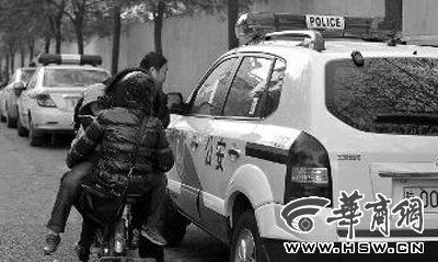 西安5辆警车违停被贴条 市民称希望不是做样子