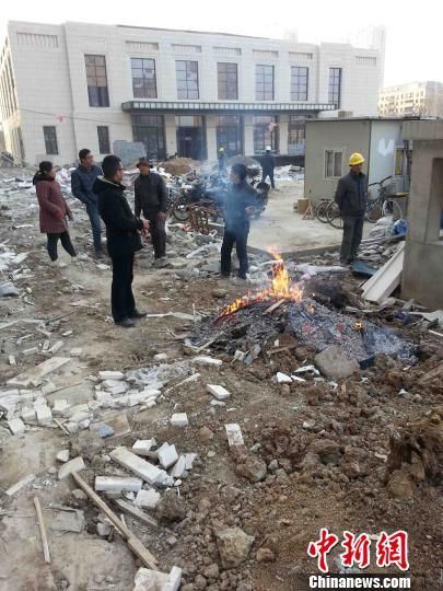江苏常州工地焚烧建筑垃圾污染环境 监管成空白