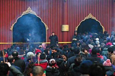 北京逾7万人雍和宫上香 男子为烧头香等20小时