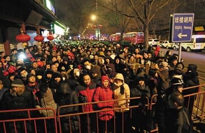 北京逾7万人雍和宫上香 男子为烧头香等20小时
