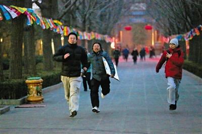 北京逾7万人雍和宫上香 男子为烧头香等20小时