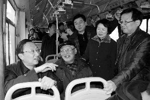 缪瑞林在车上与市民、乘委会委员交流