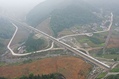 成贵高铁全线通车 宜宾一路向“黔”南行大提速