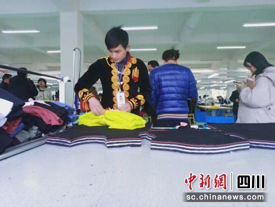 扶贫车间建村头 乐山马边县村民实现就近就业