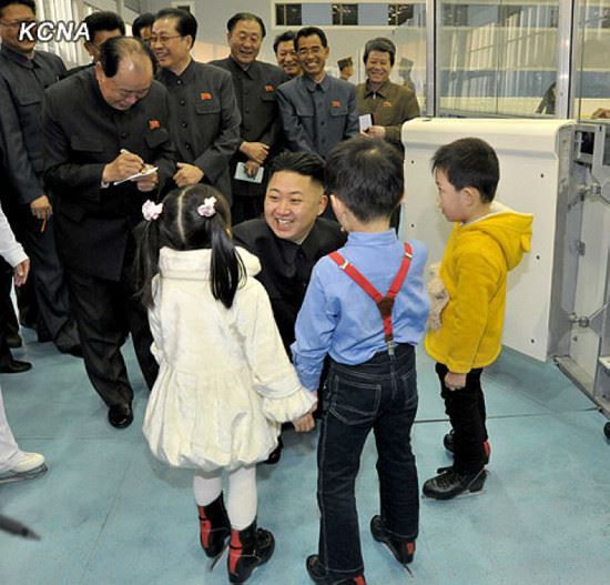 金正恩向朝鲜学生们赠送海鲜