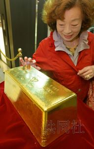 日本展出重达120公斤巨型金块 市值6亿日元(图)