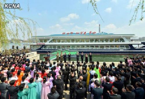 朝鲜餐厅游船建军节开业 朝总理致词祝贺(组图)
