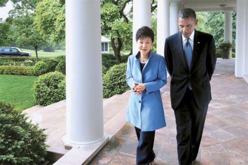 奥巴马与朴槿惠秘密散步 无翻译在场谈私人话题
