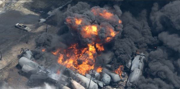 加拿大油罐列车爆炸至少5人死亡40人失踪