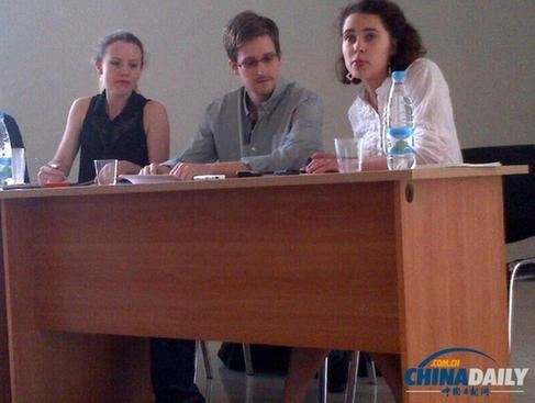 7月12日，斯诺登（中）在莫斯科谢列梅捷沃机场与人权活动人士和律师举行会谈。 