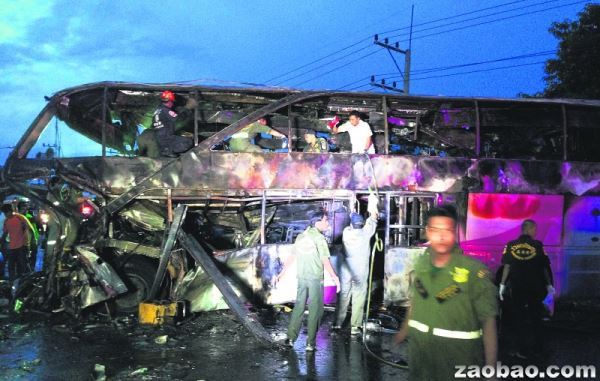 旅游巴士与卡车相撞起火 泰国恐怖车祸夺19命