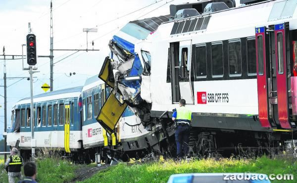 瑞士火车相撞 一死三十余伤