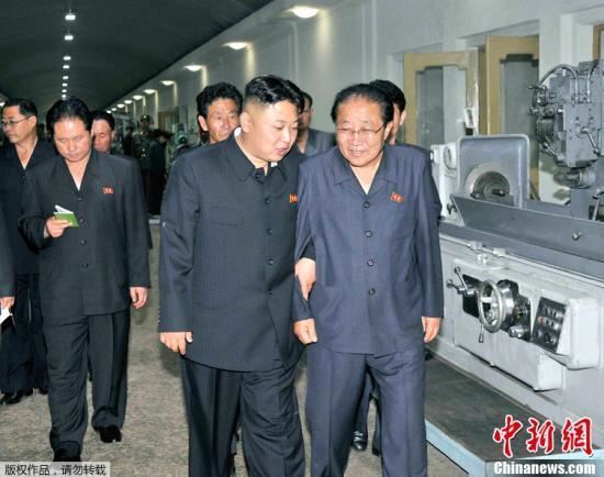 金正恩视察阿里郎手机生产情况 赞拍照像素很高