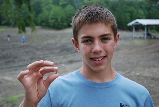 美国12岁男童随手挖出5.16克拉大钻石