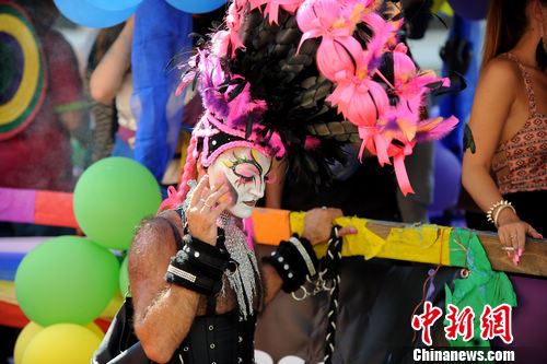 捷克首都举行同性恋游行 普京被批患“恐同症”