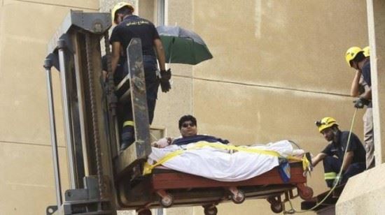 沙特610公斤男子被起重机吊起送去医院减肥