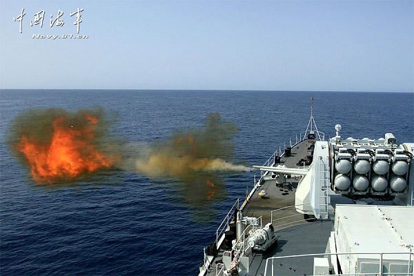 中美海军主炮联合对海射击 官兵交换使用武器