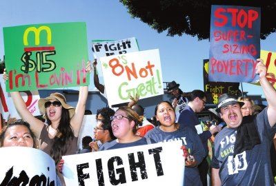 美国60城快餐业员工罢工 要求提高最低工资
