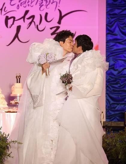 韩国导演举办同性婚礼 中年大叔冲上台泼粪