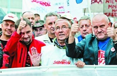 波兰十万人游行抗议提高退休年龄 要求总理辞职