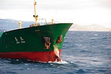 日本近海两船相撞致5人死 中国籍船长接受调查