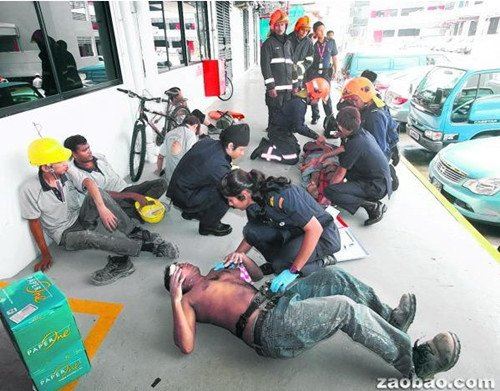 新加坡一工地鹰架倒塌 两名中国籍工人受伤(图)