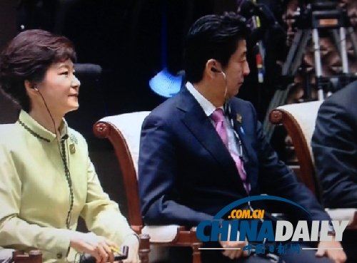 日韩首脑APEC会议并排坐却无话说 安倍愿望落空