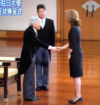 日本天皇被指打破传统 与美国新任驻日大使握手