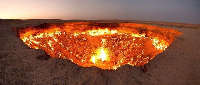 中亚沙漠深坑大火40年不灭 被称地狱之门(组图)